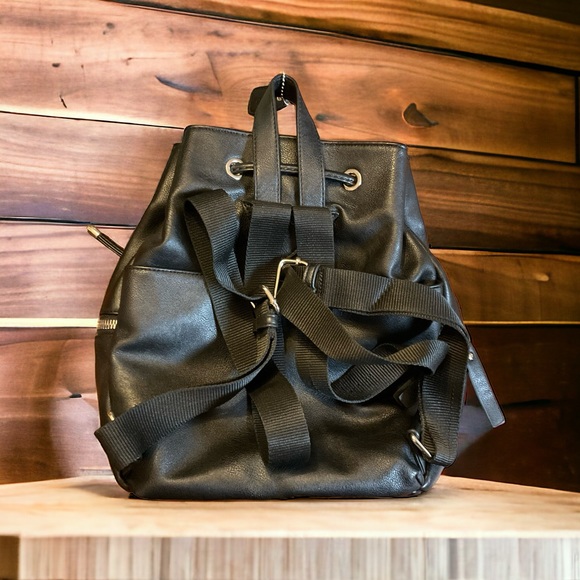 Clarks Silver Hardware Vegan Leather MultiPocket Adjustable Strap Backpack Bag! - Picture 2 of 11